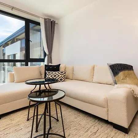 Apartment Exclusive One-bedroom Retreat With Private Parking