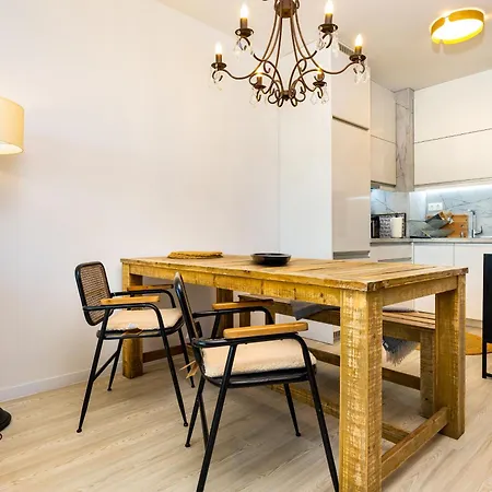 Apartment Exclusive One-bedroom Retreat With Private Parking *