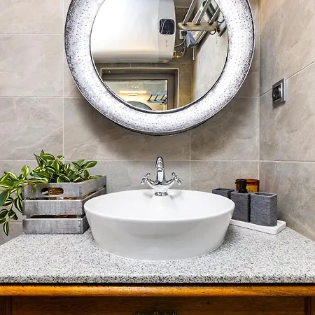 Apartment Exclusive One-bedroom Retreat With Private Parking