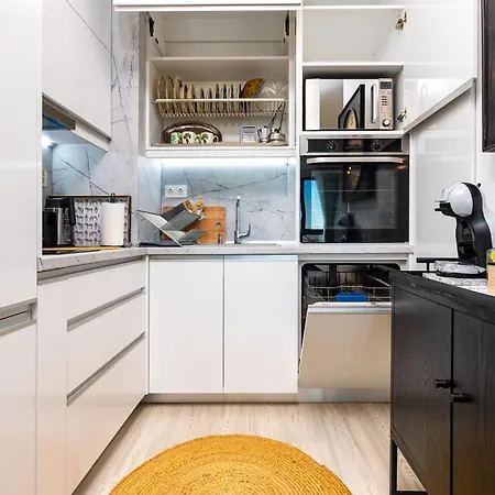 Apartment Exclusive One-bedroom Retreat With Private Parking