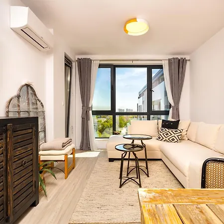 Exclusive One-bedroom Retreat With Private Parking Apartment