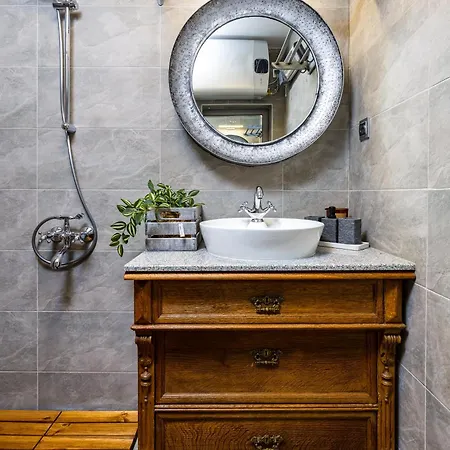 Exclusive One-bedroom Retreat With Private Parking Apartment