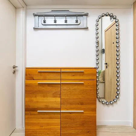 Apartment Exclusive One-bedroom Retreat With Private Parking