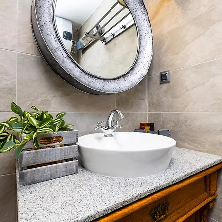 Exclusive One-bedroom Retreat With Private Parking Apartment