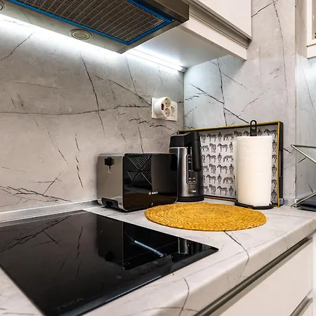 Apartment Exclusive One-bedroom Retreat With Private Parking *