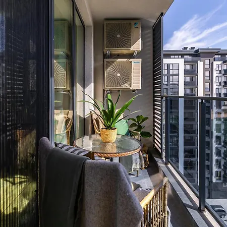 Apartment Exclusive One-bedroom Retreat With Private Parking